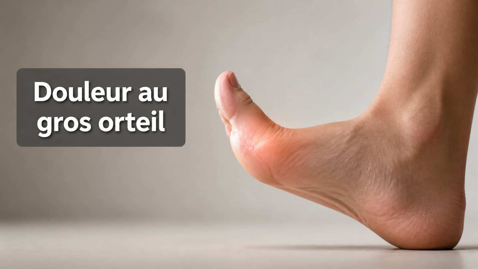 Pied nu vu de profil, gros orteil légèrement surélevé et articulation mise en évidence par un éclairage doux